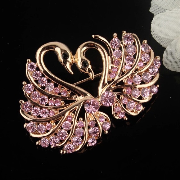 Jewelry - NWOT Pink diamond swan brooch